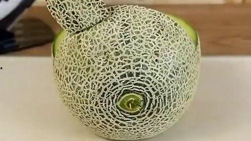 拿勺吃哈密瓜的视频,拿勺尝鲜，尽享夏日美味