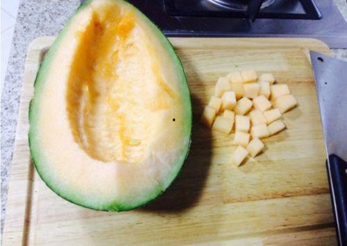 哈密瓜要剥皮吃吗视频教程,轻松掌握美味秘诀