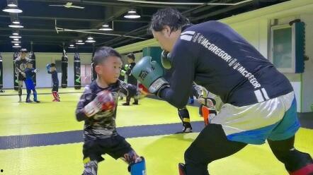 拳击馆小孩吃瓜视频大全,萌态百出引网友热议