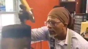 理发师吃瓜搞笑视频,笑料百出引人捧腹