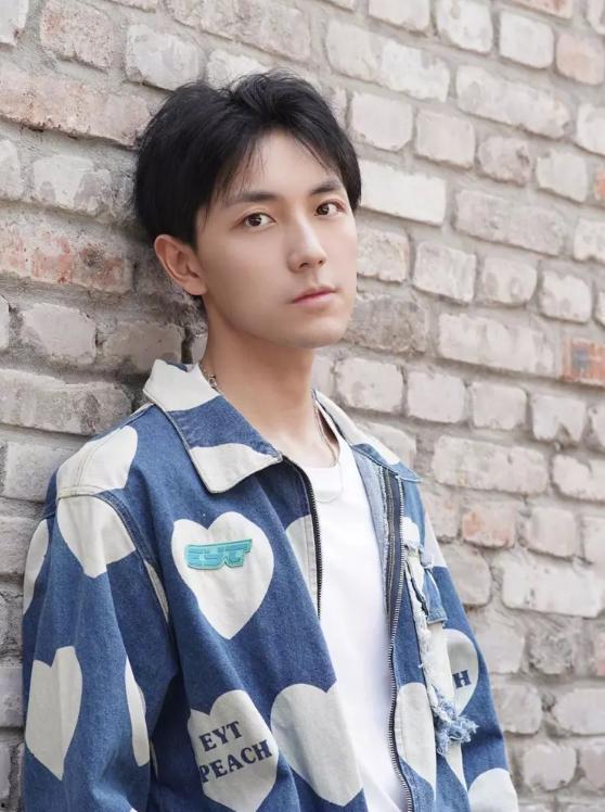 网红吃瓜男帅哥是谁啊视频,视频走红背后的故事  第2张